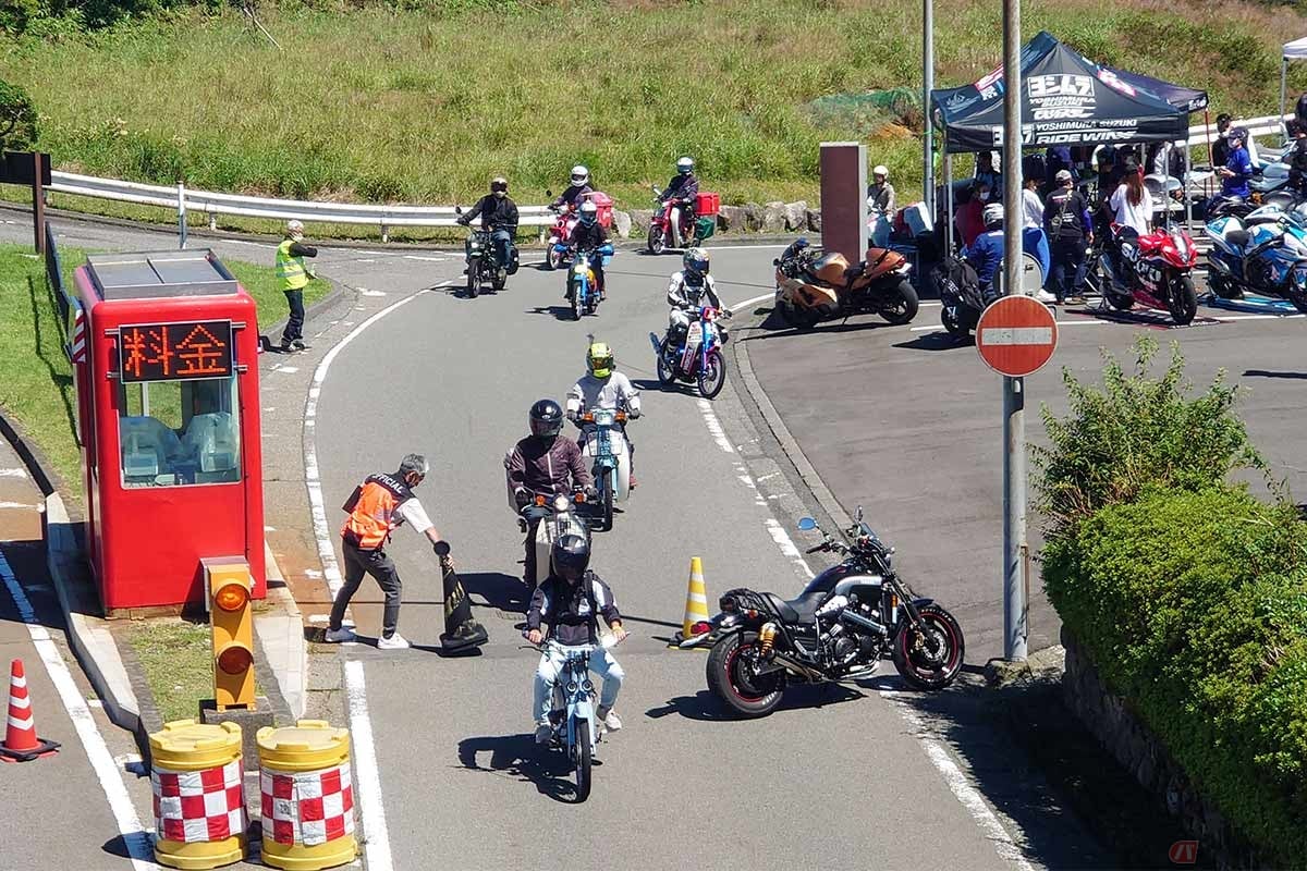 普段は箱根ターンパイクを走ることのできない排気量125cc以下の車両も、この日は道路貸切とあって存分に楽しむことができた。写真は「カブクライム」の参加者たち(写真/小林ゆき)
