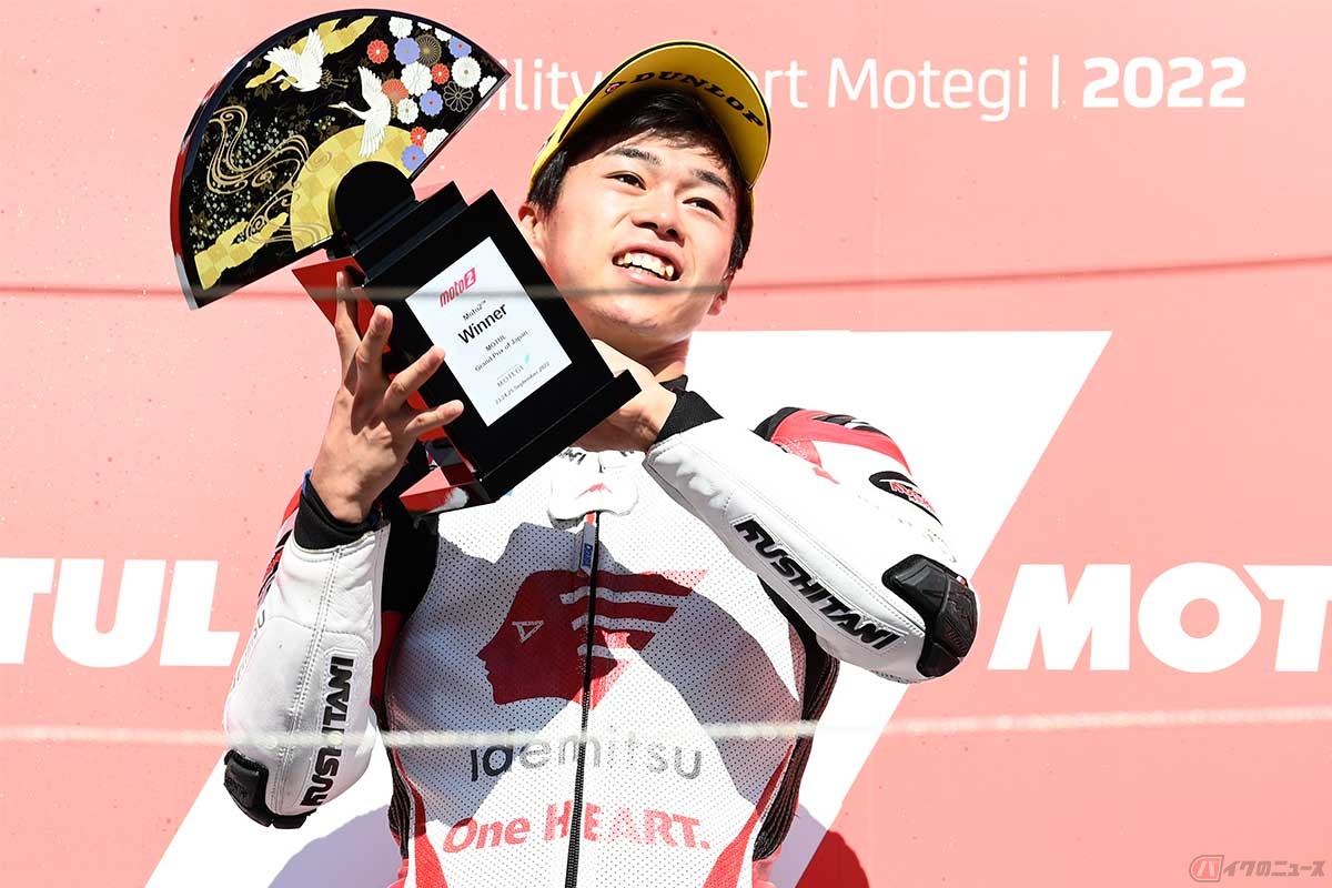 日本GPのトロフィーを手にする小椋選手。日本らしい扇形のデザインが印象的