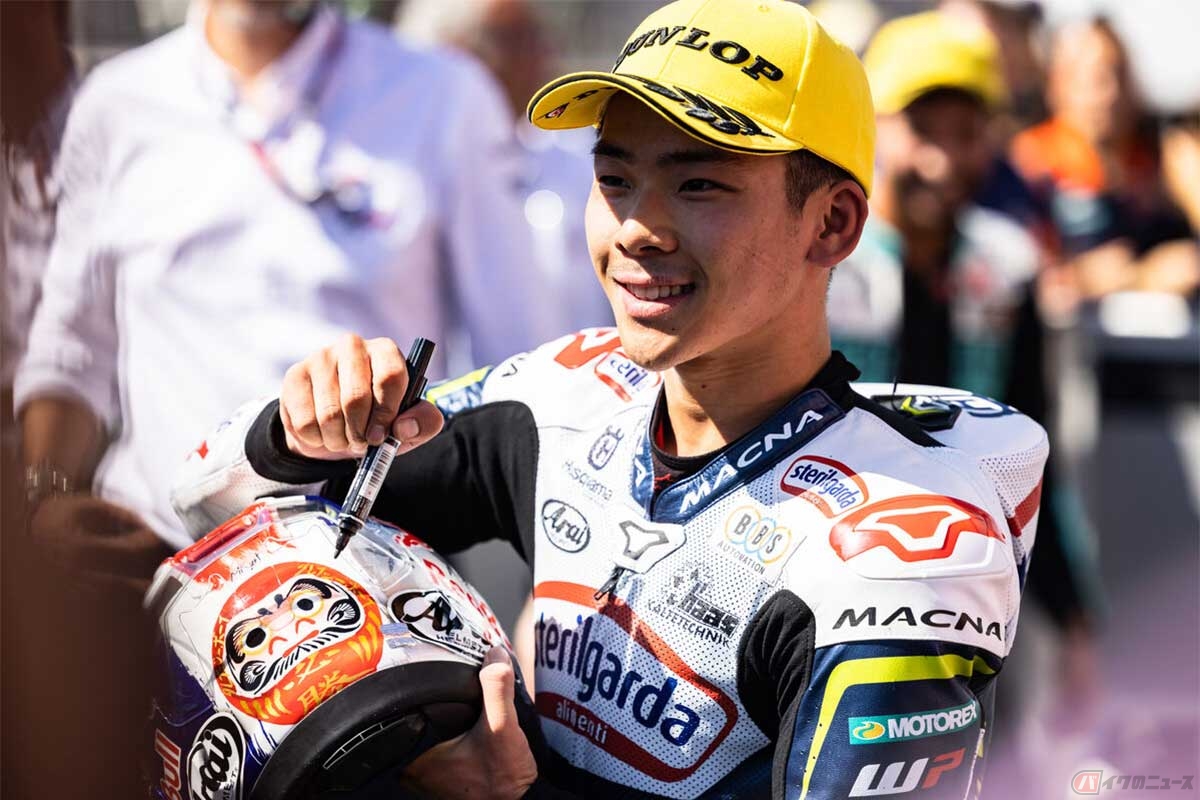 今季7度目の表彰台を日本GPで獲得し、ヘルメットのダルマに目を書き入れる佐々木選手