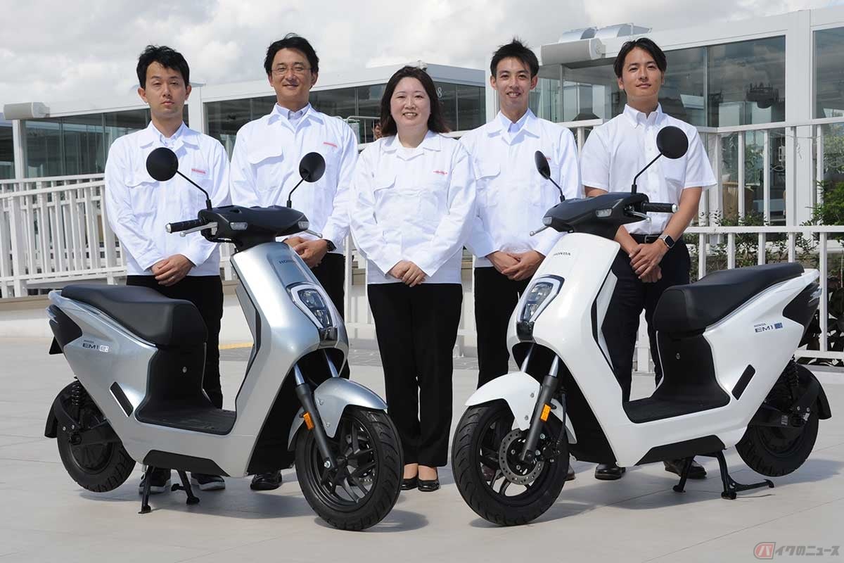 2色バリエーションの「EM1 e:」を前にした関係者。中央は開発責任者の後藤香織さん