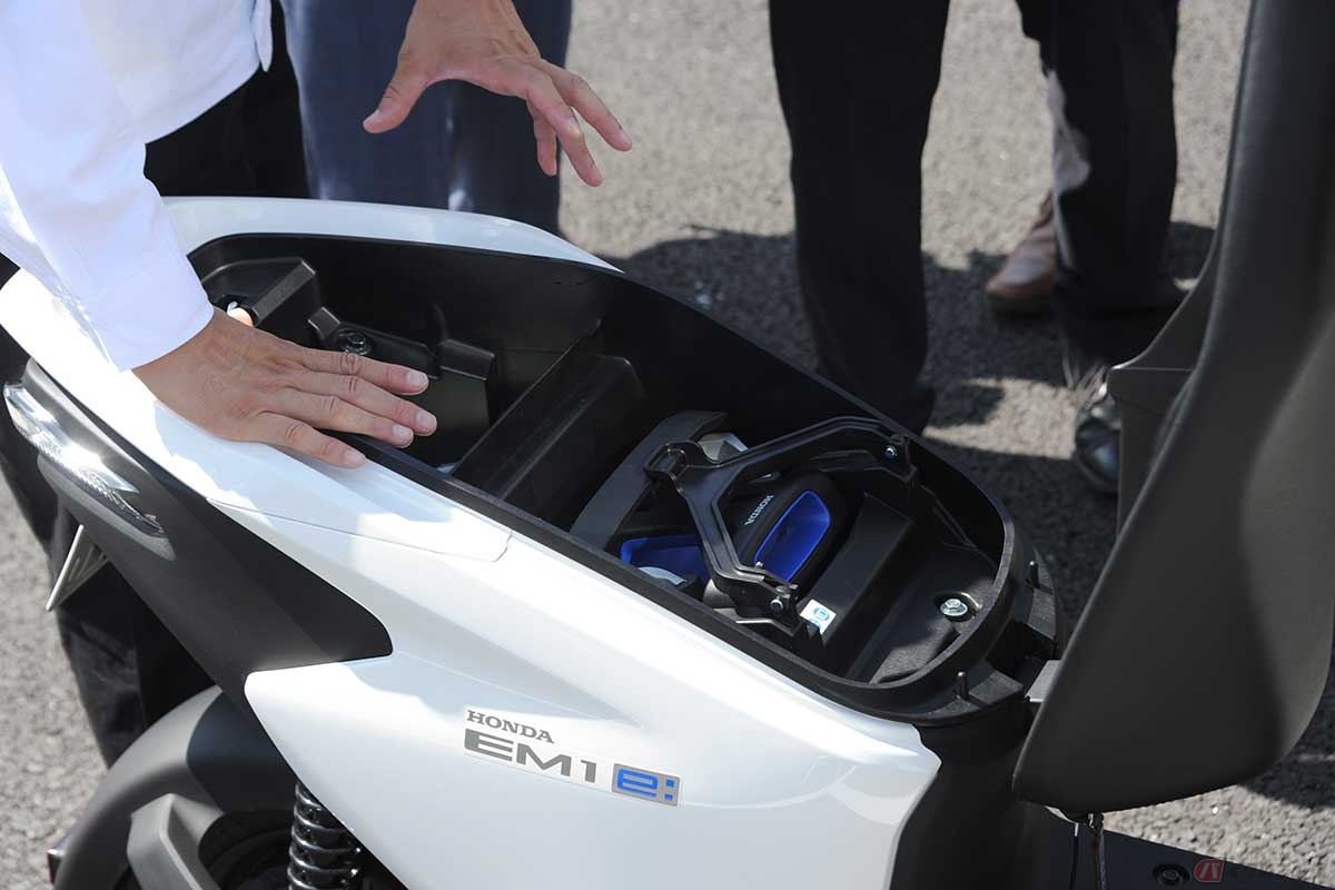 ホンダモバイルパワーパックを1本に絞った分、シート下に小物を収納できるスペースが生まれた