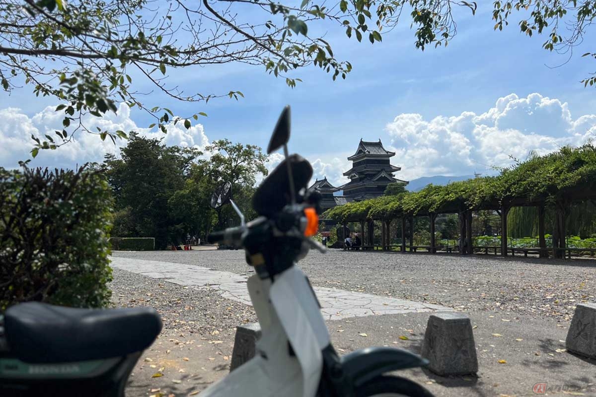 「松本城」には駐車場や駐輪場が無いため、バイクは近辺の駐輪場に停めて散策することに