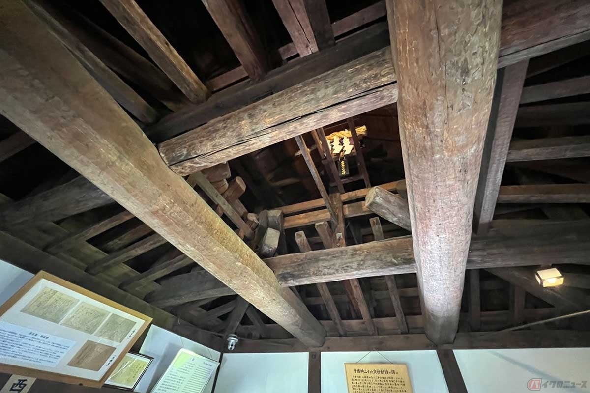天守6階の天井には「二十六夜神」という「松本城」を守る神様が祀られている。「井」の字状に組まれた「井桁梁(いげたばり)」でガッチリと組まれている天井の構造も必見