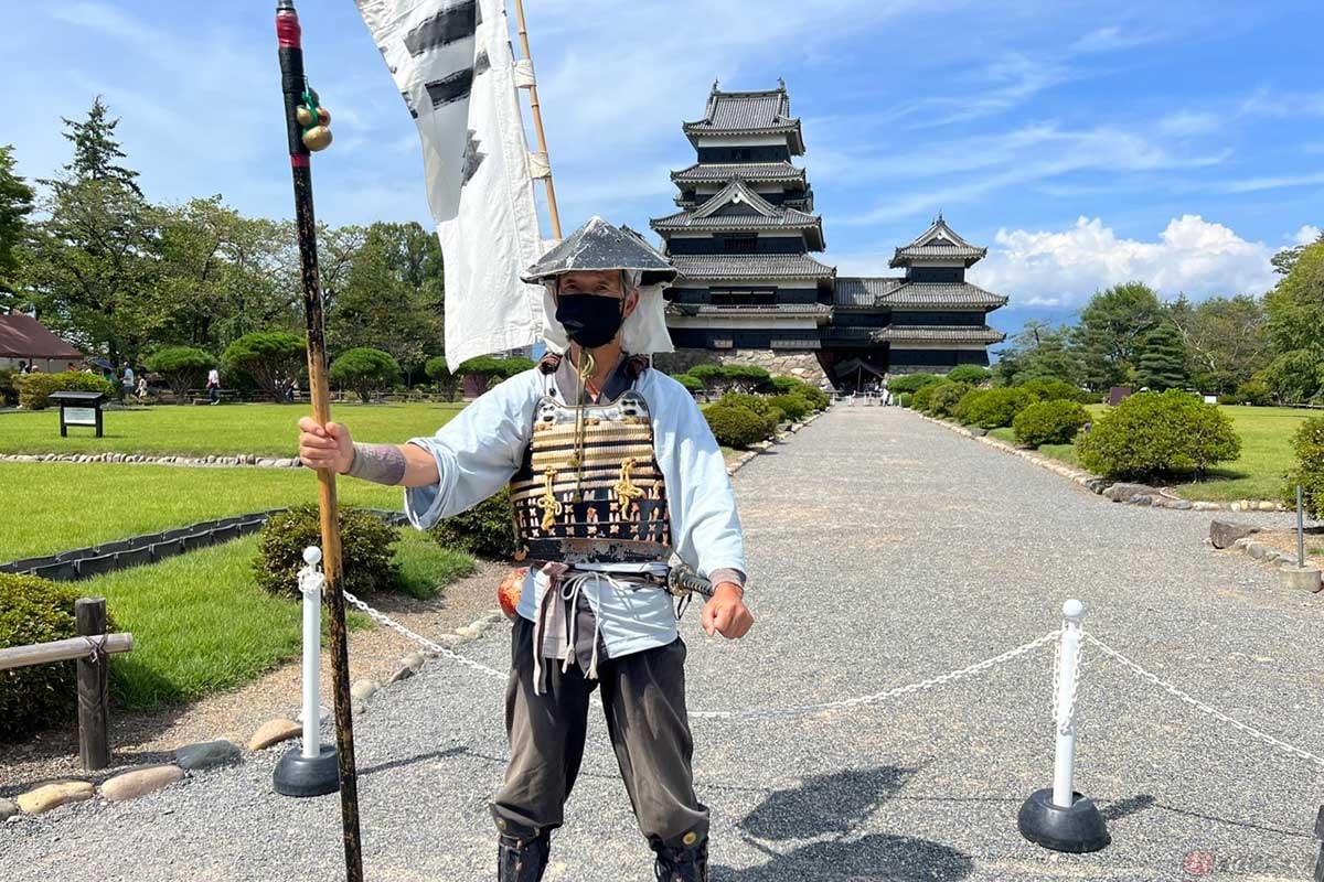 「松本城」では武士達の出迎えがあり、写真撮影に応じてくれた。旗の家紋「三階菱(さんがいびし)」を見る限り、こちらは小笠原氏の武士だろう
