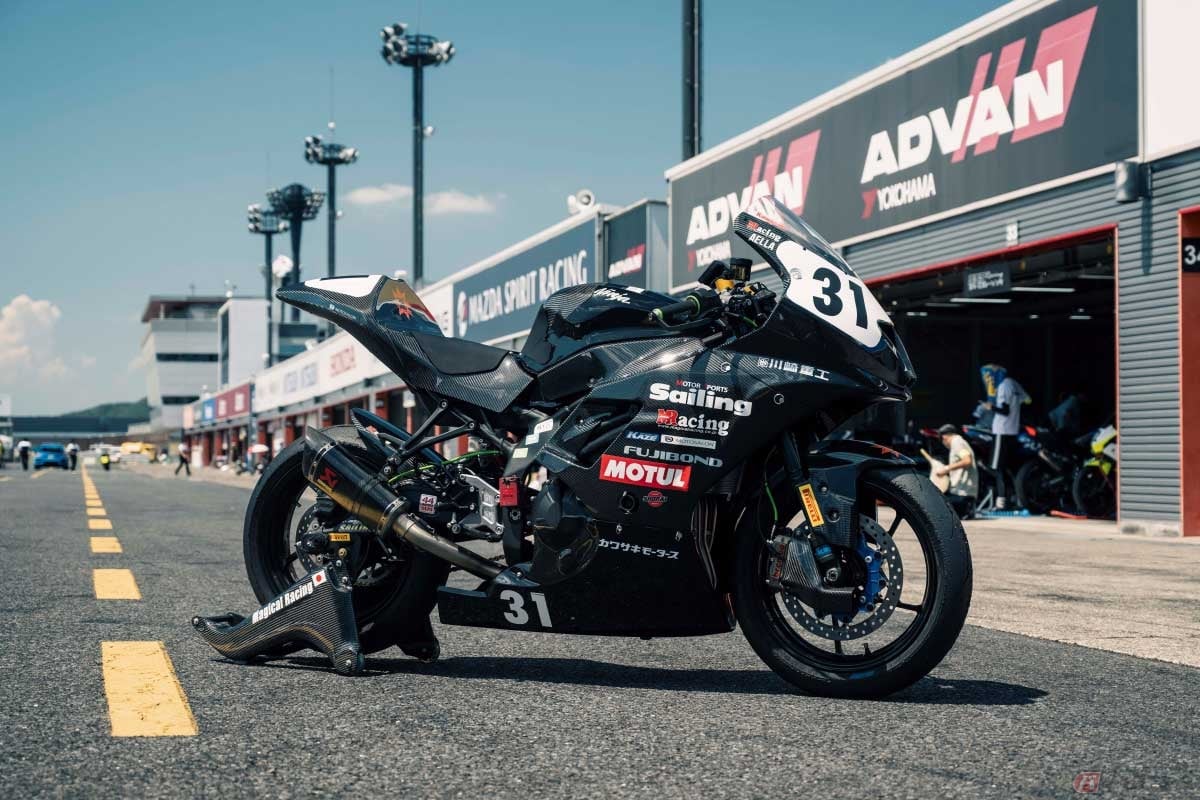 参戦マシンのカワサキ「Ninja ZX-25R」は千葉の「MSセーリング」代表の竹内さんが手掛けた。カーボン外装やカーボン製のレーシングスタンドは「マジカルレーシング」代表の蛭田さんが自ら作成。ネオスタンダードクラスのレギュレーションに合致しないため、章典外での参戦