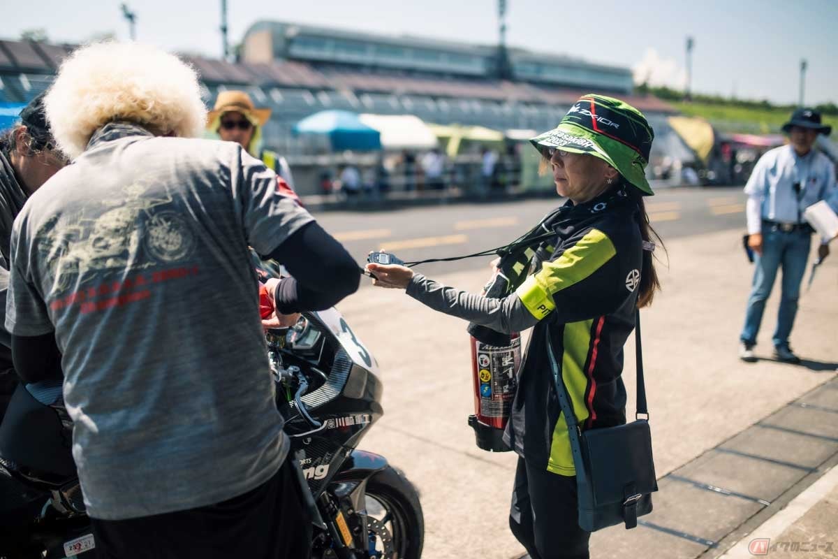 ピット滞在時間のタイムキーパーを行いながら、給油時は消火器を持つ桐野監督