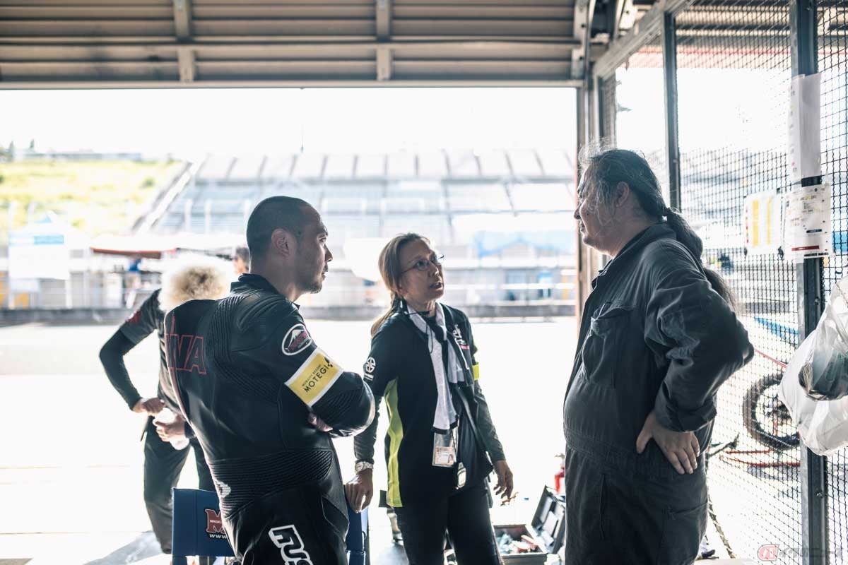 レース中は燃費やレース進行を元に、各ライダーの周回数やスティントを協議