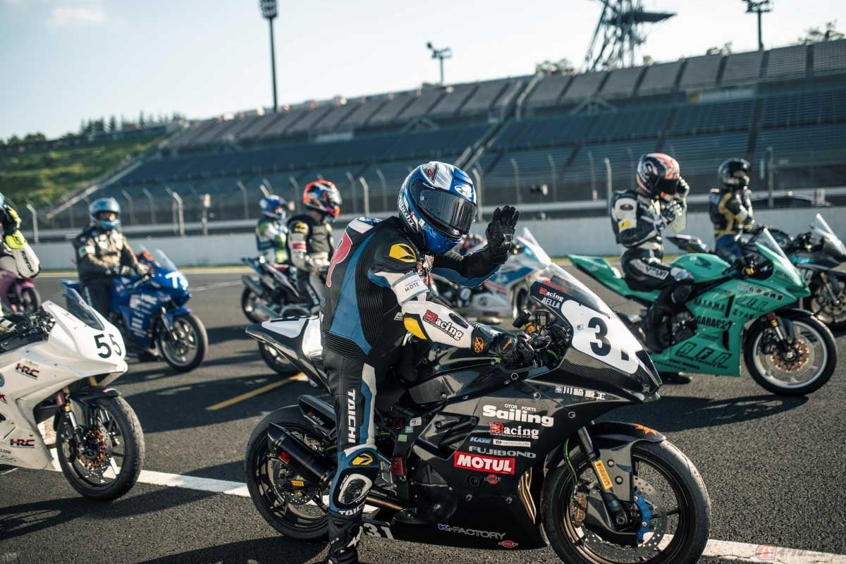 最終ライダーの蛭田さんが無事チェッカーを受けてゴール!