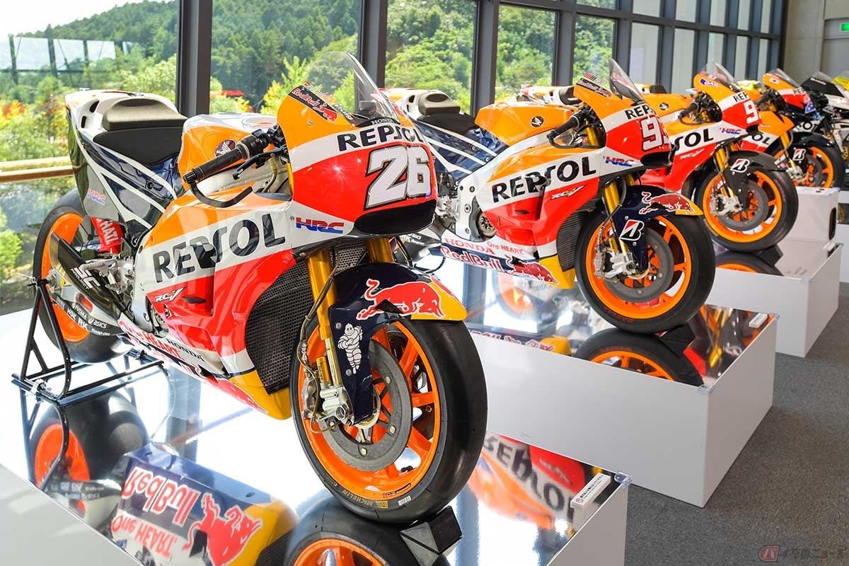 ホール中央エリアの2階には1979年から2001年、3階には2002年から2019年までのGPマシンを展示