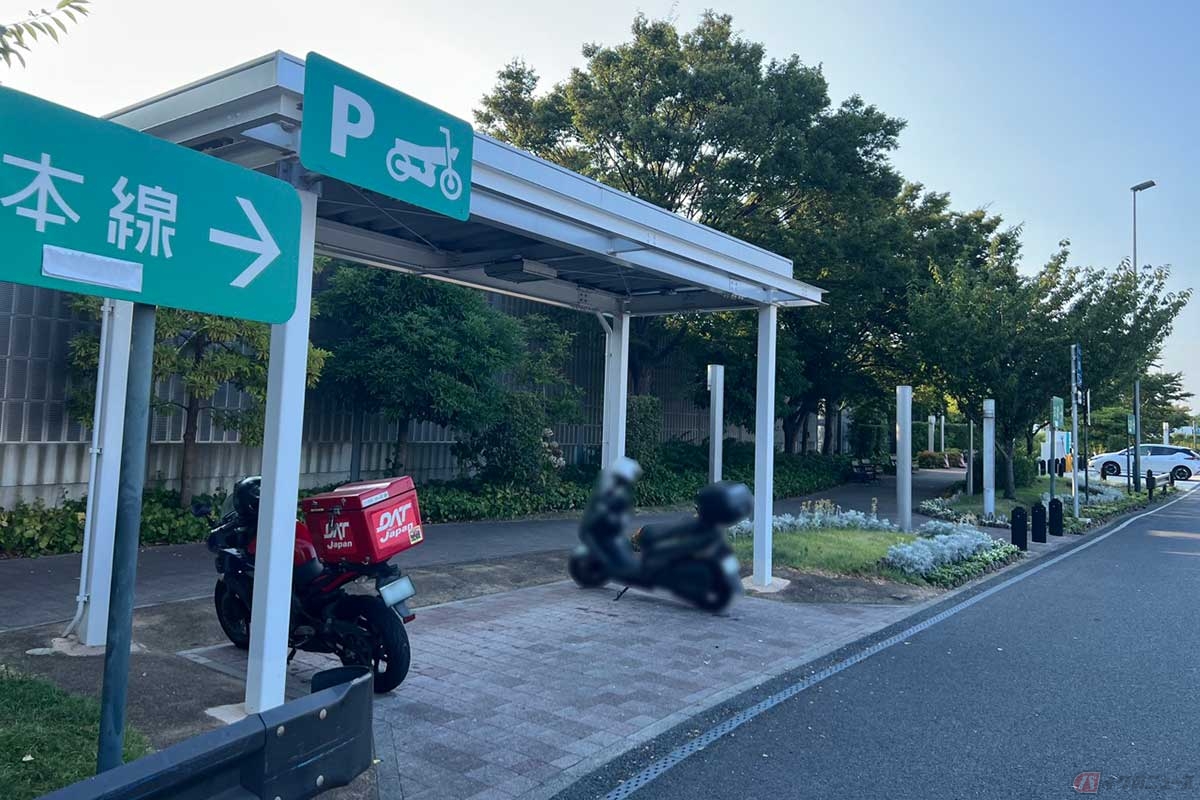 屋根付きで2輪専用の駐車スペースも確保されている