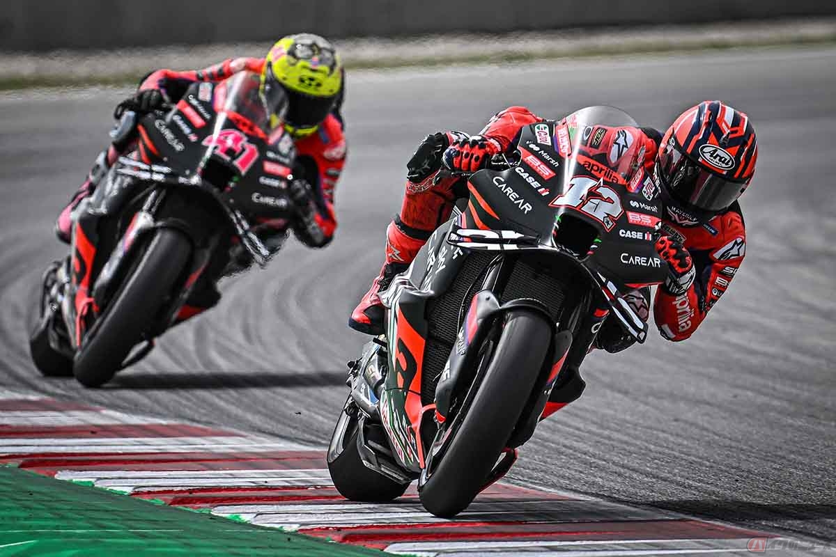 MotoGPクラスで初のワン・ツー・フィニッシュを果たしたアプリリア・レーシングのビニャーレス選手(#12)とアレイシ・エスパルガロ選手(#41)