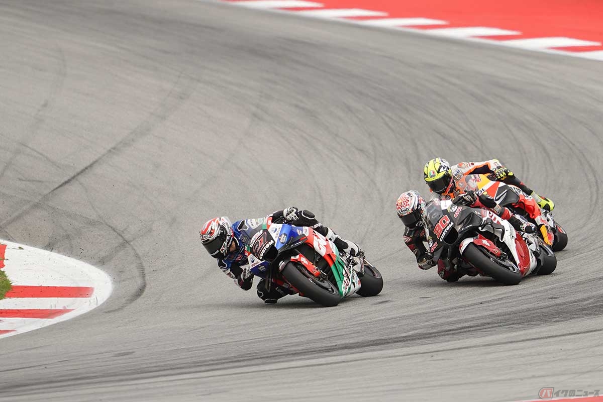 決勝レースで最下位付近を走る、3人のホンダライダー