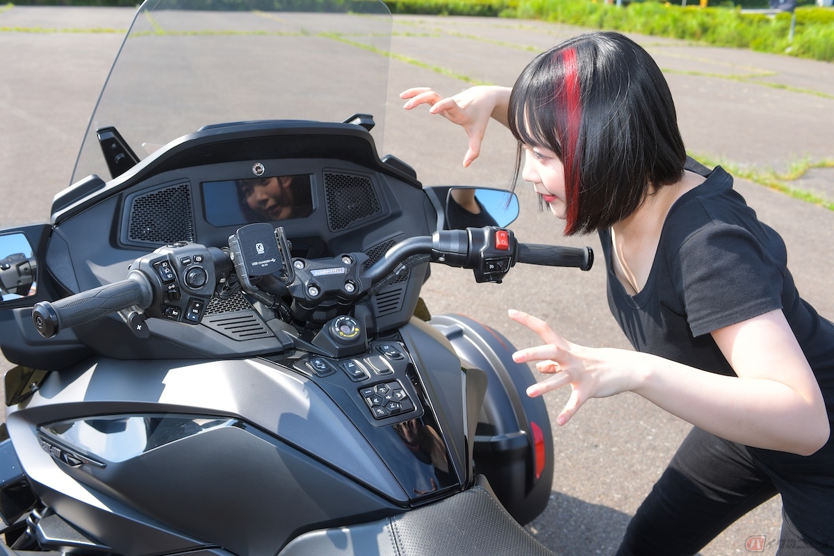 大きなモニターやスピーカーも装備している