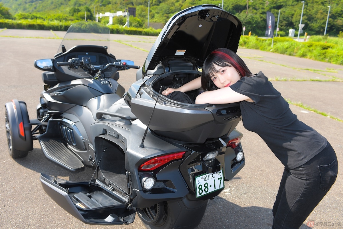 あちこちに大きな車載スペースがあるので、色々荷物を積み込んで旅ができそう