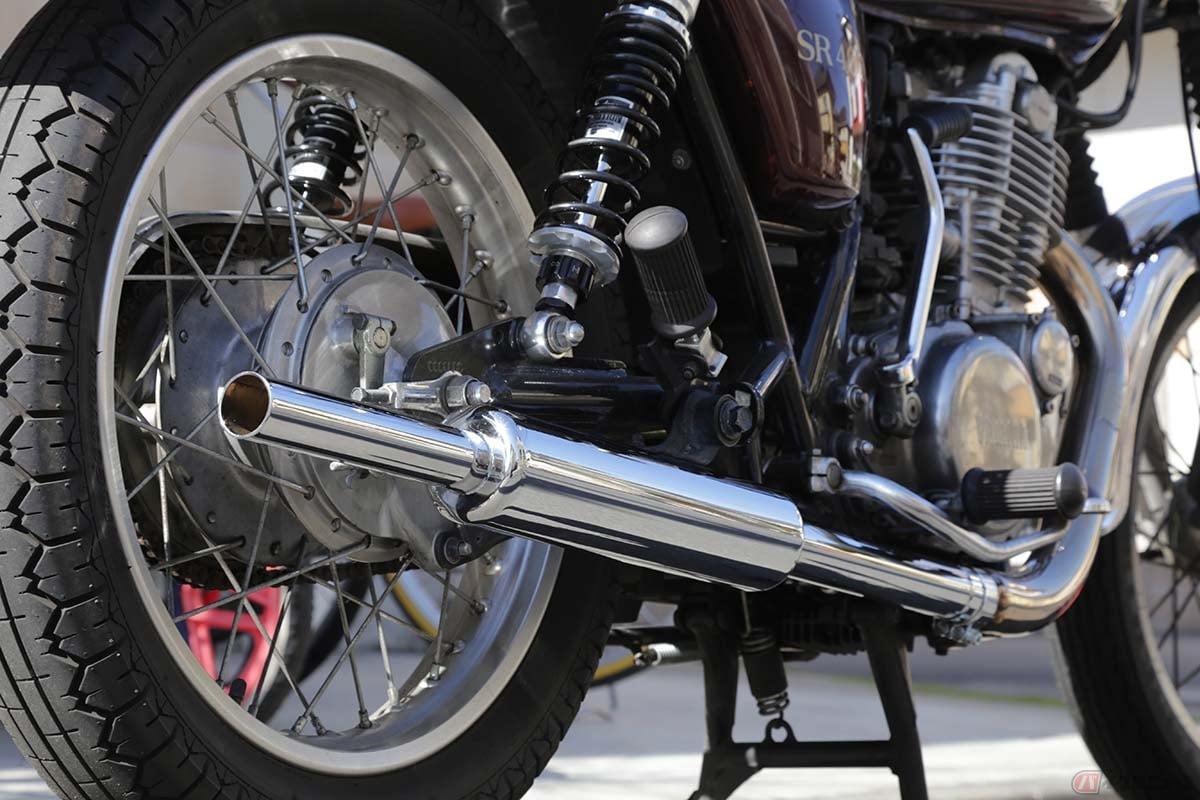 2014年式・YAMAHA SR400に装着されたボルトオン・サイレンサー