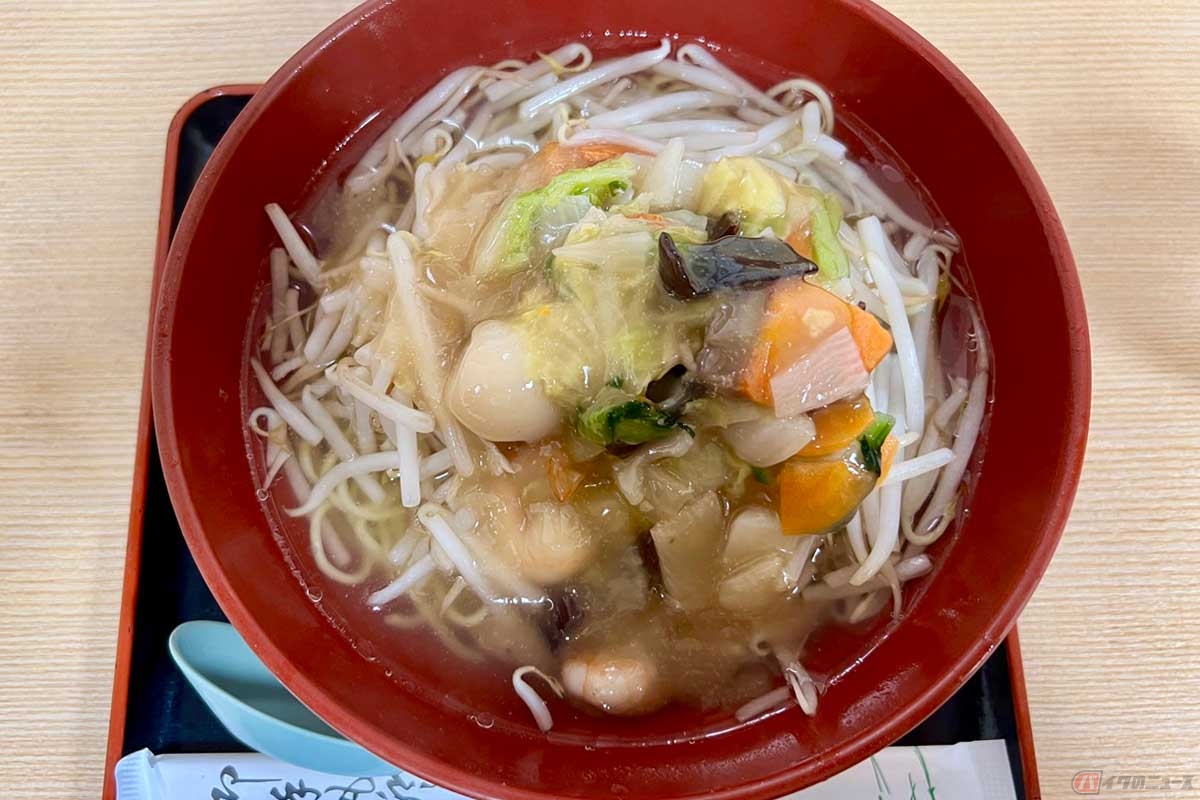 東名高速「港北PA」（上り）の「サンマー麺」は、塩味のさっぱりしたラーメンの上に、シャキシャキとした食感のもやしなどが入った熱々のあんがかかっている。横浜発祥のソウルフード