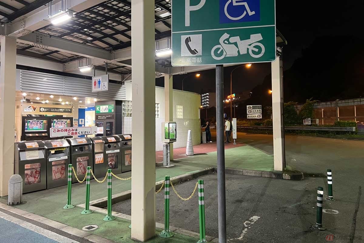 コンパクトなPAながら、2輪専用の駐車スペースも確保されている。しかも屋根付き