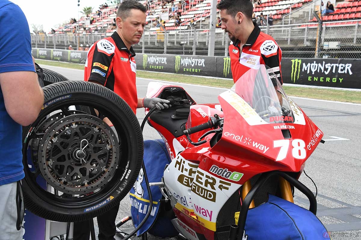 サイティングラップ(コースインしてグリッドにつくまでに行なう1周)で電気を消費しているため、グリッド上ではスタートを待つ間にポータブル充電器からバッテリーへ充電が行なわれる