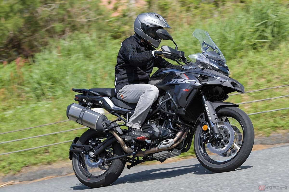 ベネリ「TRK502X」(2023年10月国内導入予定)に試乗する筆者(中村友彦)