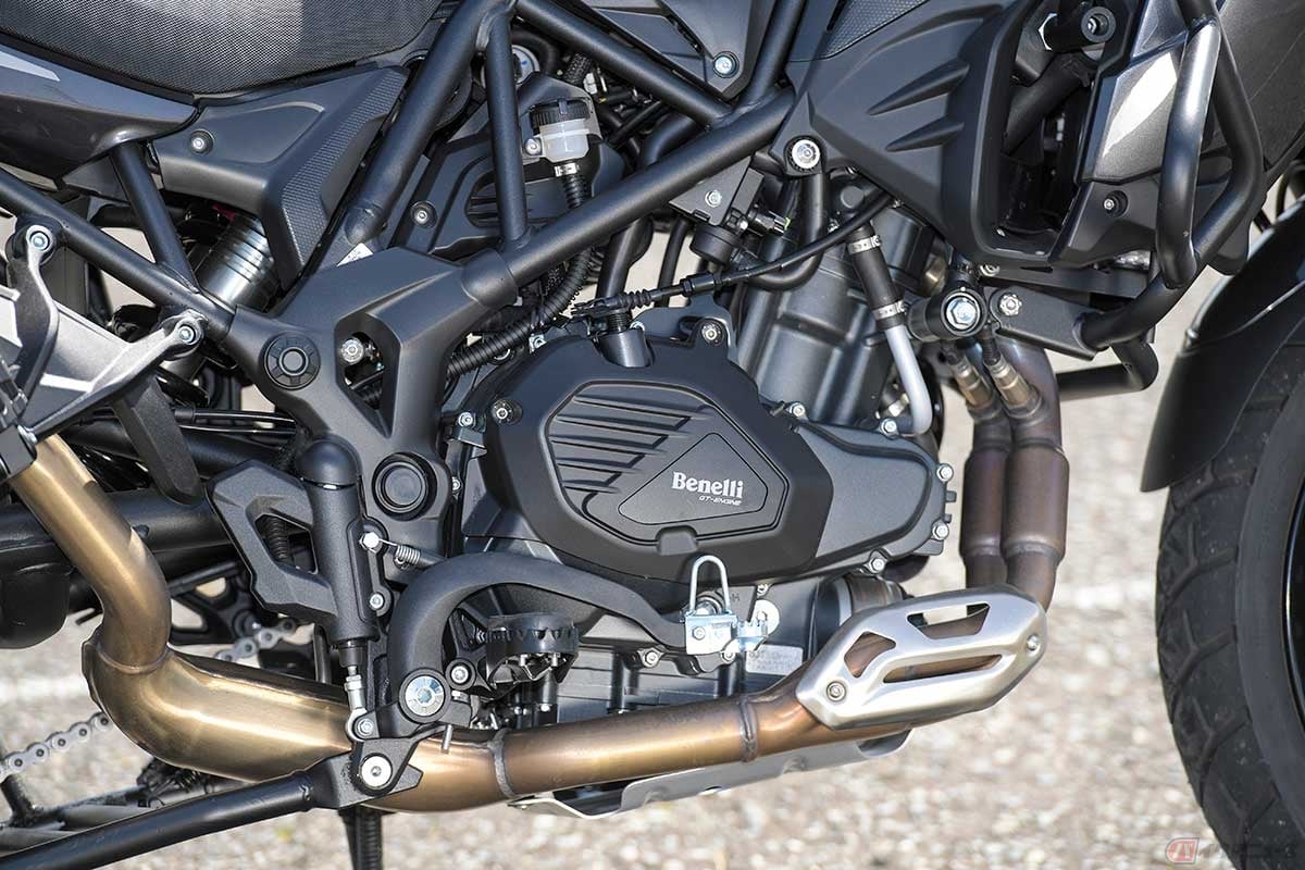 搭載される排気量500ccの水冷並列2気筒DOHC8バルブエンジンは、最高出力35kw/8500rpm、最大トルク46Nm/6000rpmを発揮する