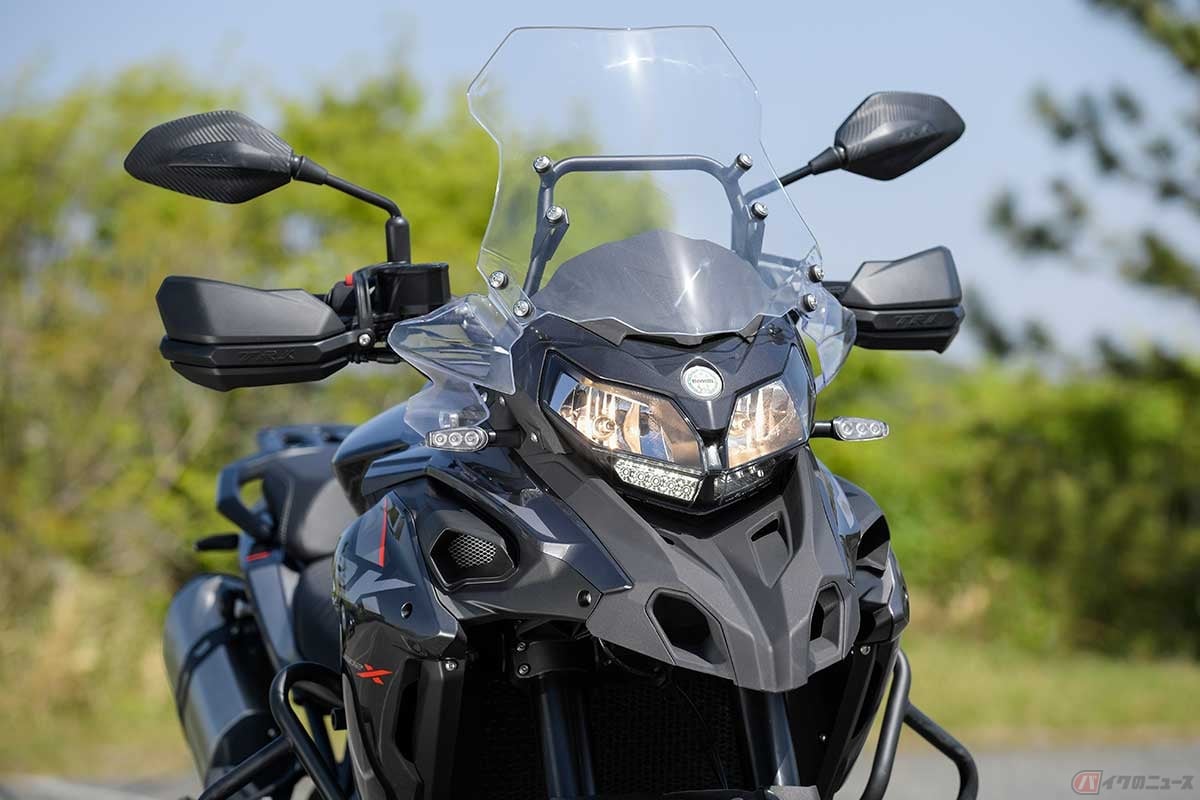 つり目に尖ったクチバシなどアグレッシブな印象のフロントマスク。ヘッドライトにはハロゲンバルブを採用。大型スクリーンやハンドガード、エンジンガードなど標準装備はなかなかの充実ぶり。20Lと大容量の燃料タンクまわりにボリュームを集中させたかのような印象