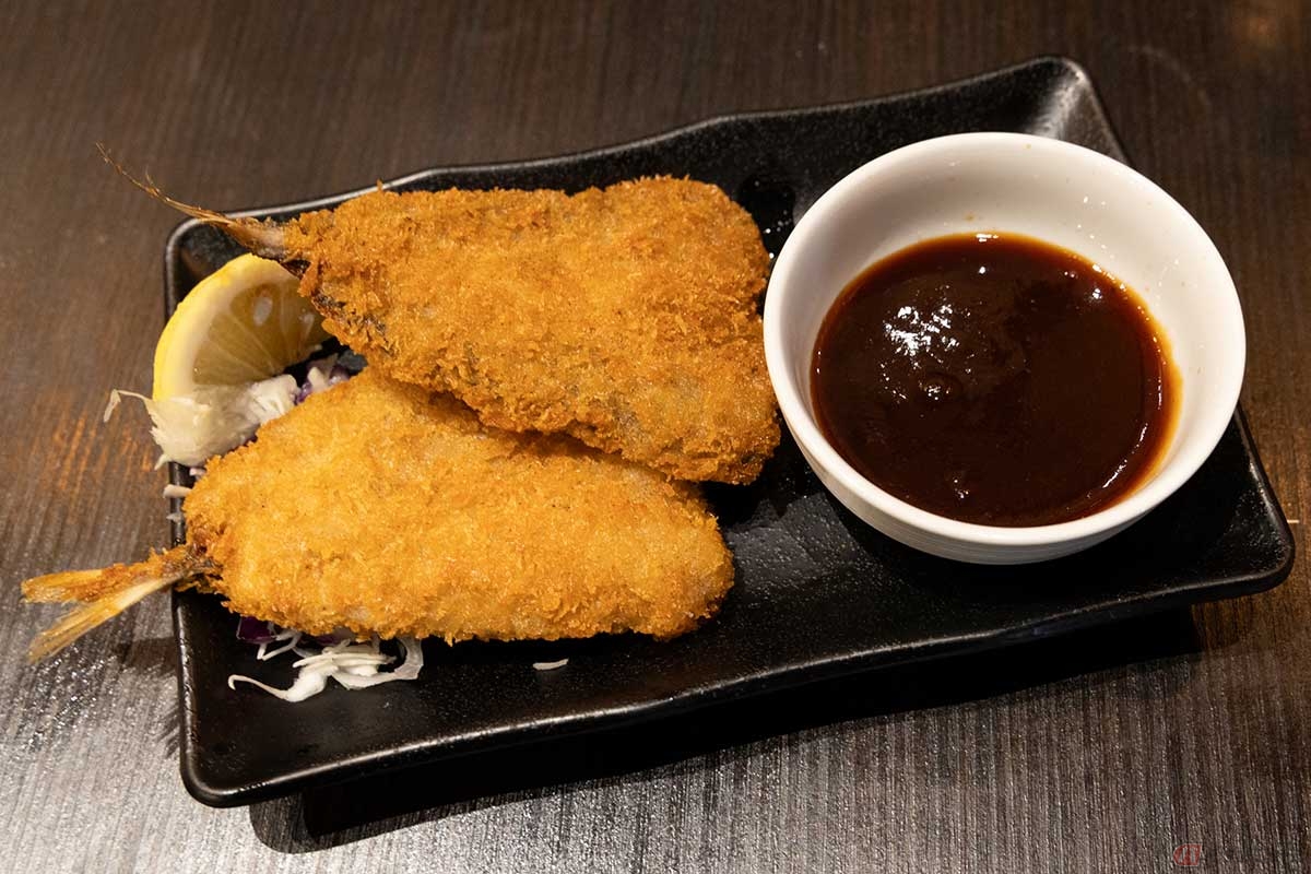 「TAKUMI IZAKAYA(匠)」のAJI FRYは小ぶりのサイズ。日本と同様の粗目のパン粉を使っていた