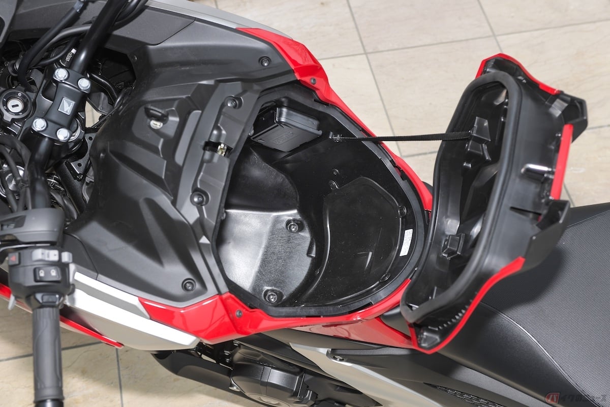 通常のバイクではタンクとなっている部分を収納スペースにしているホンダの「NC750X」