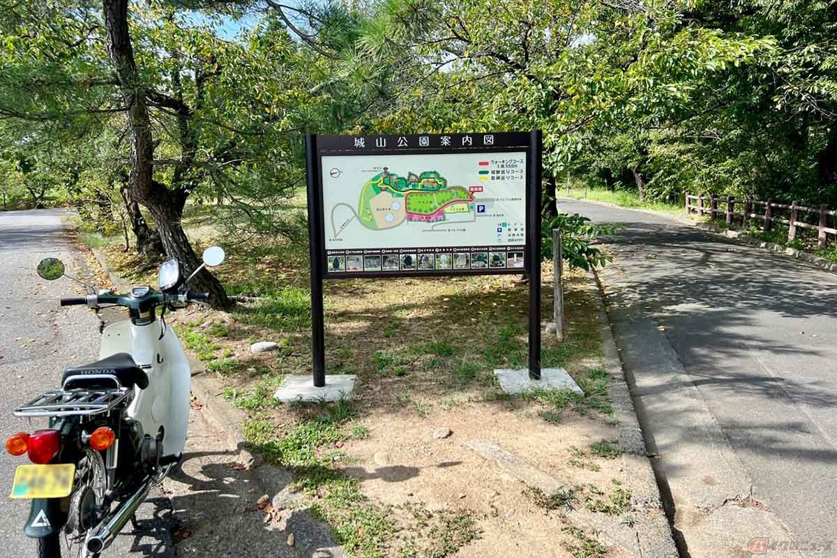 「城山公園」として整備されている「犬甘城跡」へ。小笠原氏の「犬甘城」は武田に落とされた経緯もあるという。江戸時代以降は庶民の憩いの場として開放され、各曲輪も歩道が整備されている