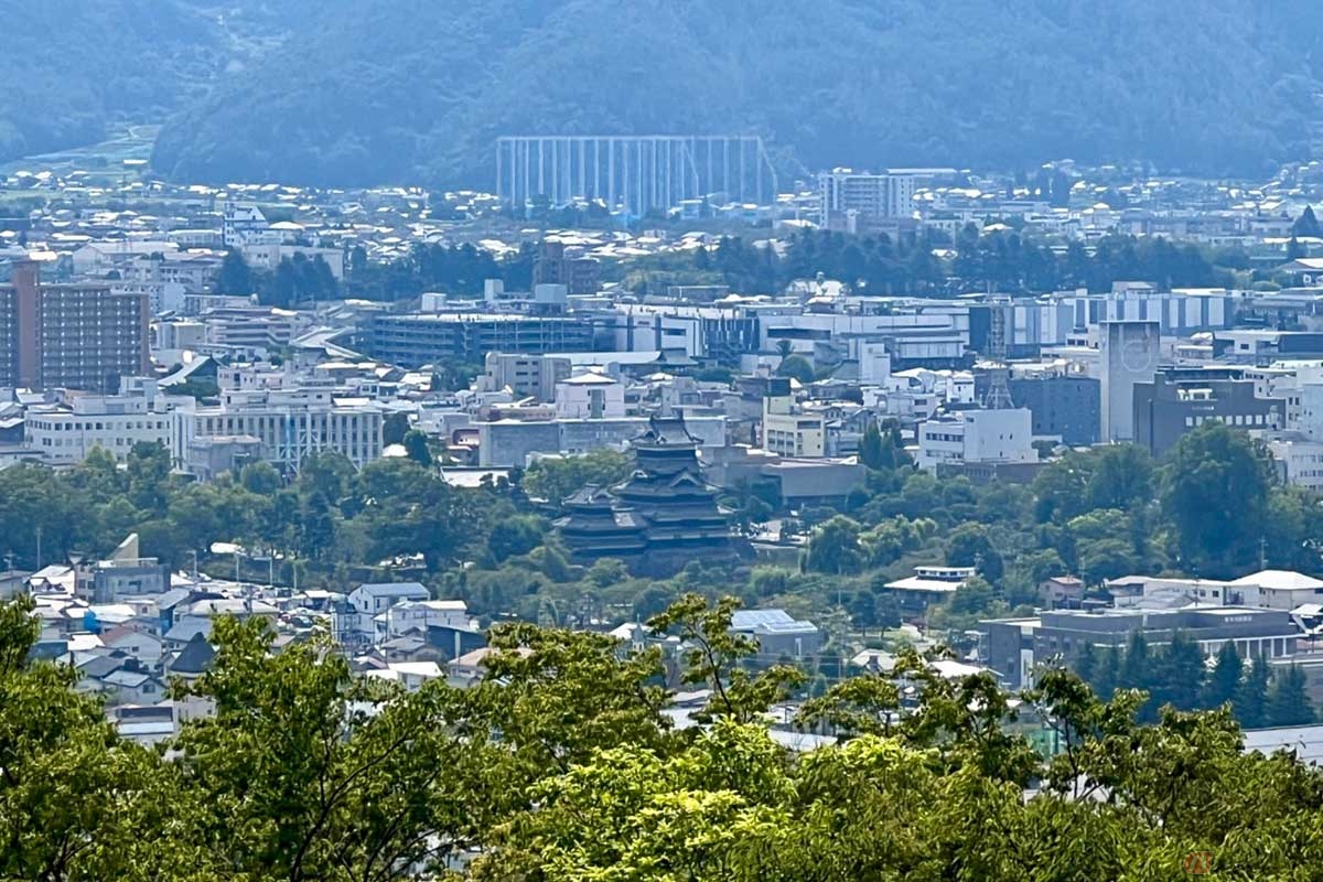六の曲輪にある展望台からは、国宝「松本城」も見下ろすことができる