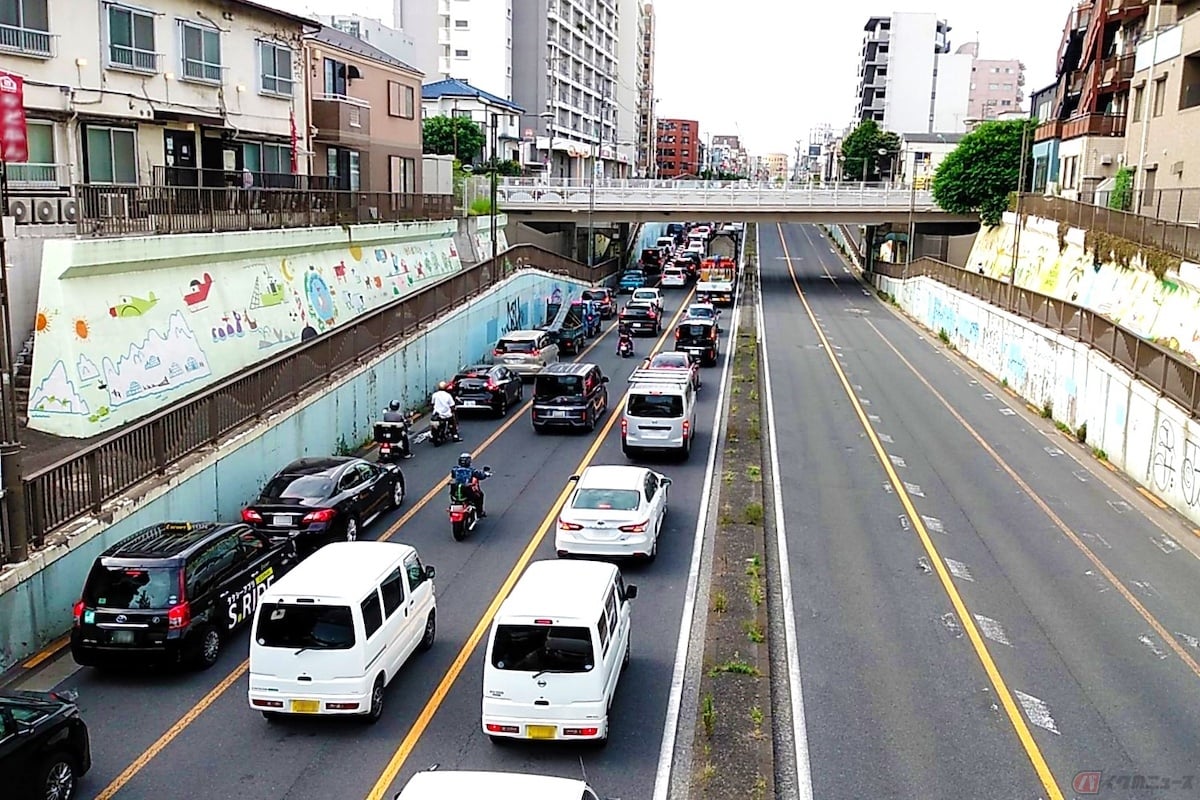 ブレーキの連鎖で多くの車両の速度が低下してしまうことが渋滞発生のメカニズムであると言われている