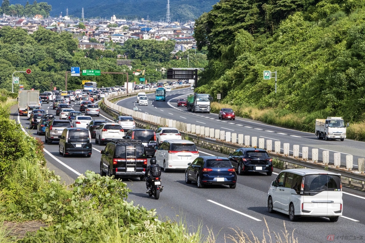 高速道路における渋滞の定義を「時速40km以下で低速走行あるいは停止発進を繰り返す車列が、1km以上かつ15分以上継続した状態」としている