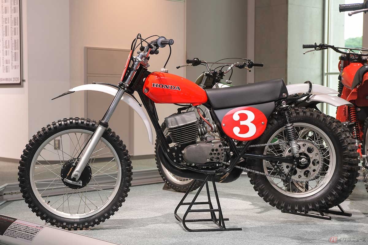 当時のモトクロス専用マシンとしては標準的な車体。展示車は1972年の吉村太一選手仕様を復元したもの