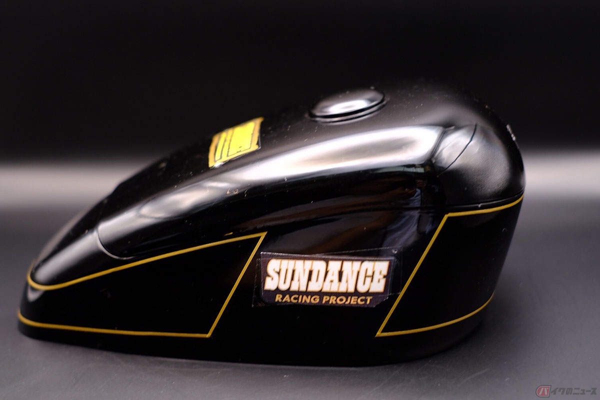 新たに登場した『バイク弁当』は世界に名を知られるH-Dショップ、『サンダンス』とのコラボ。スポーツスタータンクをモチーフとした弁当箱に豚の唐揚げが詰まった弁当は普通盛りの(ノーマル)が1600円、大盛の(ストローカー)が1850円で店内飲食だと味噌汁付き。テイクアウトは1570円となります