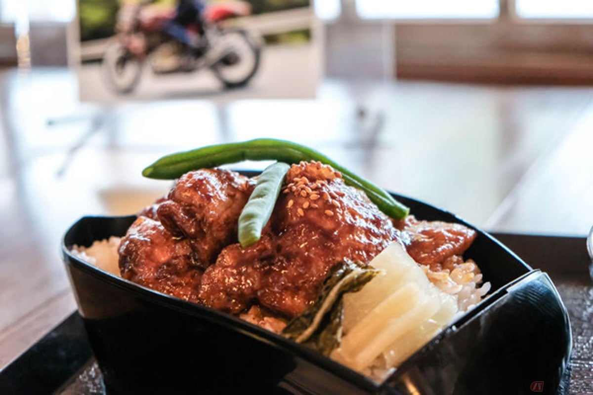 お弁当の中身は『バイク弁当』オリジナルの豚の唐揚げ。埼玉といえば『スーパーゴールデンポーク』や『むさし麦豚』などのブランドポークの生産も盛んで、とんかつ店や豚の味噌焼きなどでも知られていますが、店主の横田さん曰く、他店と違うオリジナリティを求めて『唐揚げ』をメインメニューにしたそうです