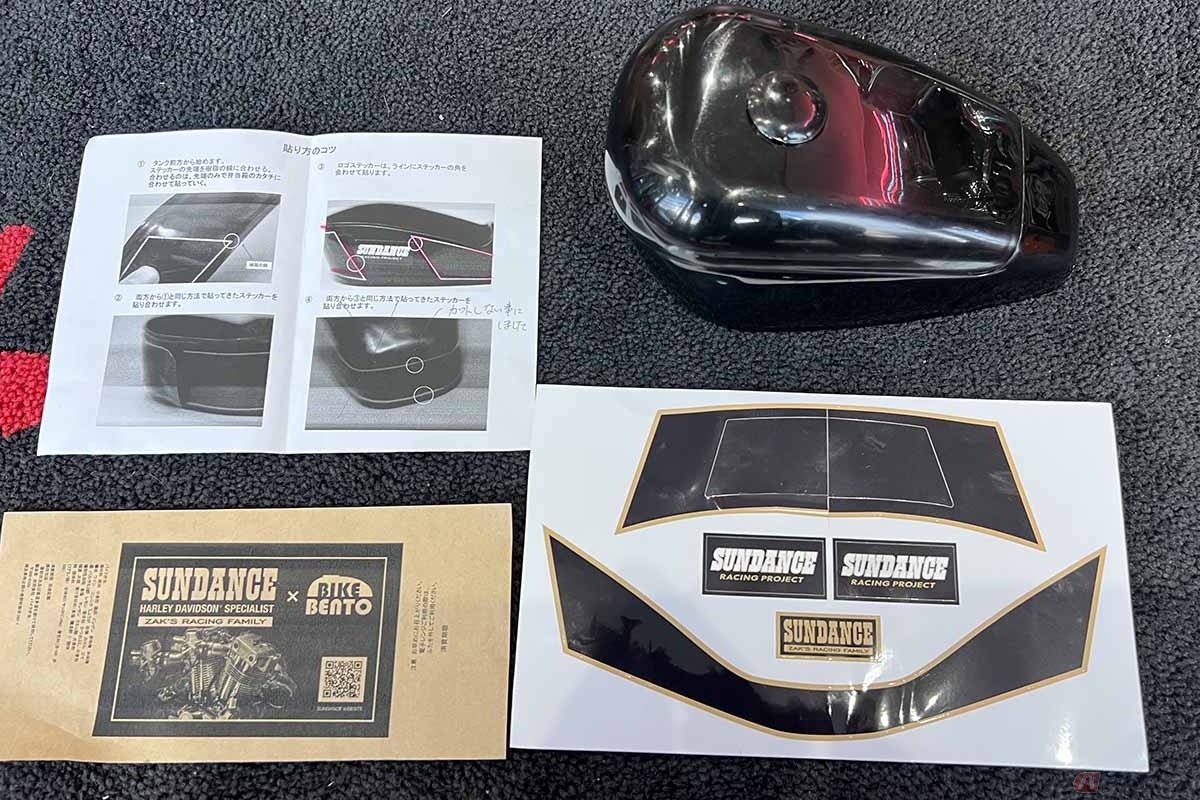 黒ベースのスポーツスタータンク型弁当箱に付属のステッカーを貼り、自分の手で仕上げることも『バイク弁当』が人気の理由。プラモデル感覚で楽しめるのも魅力です