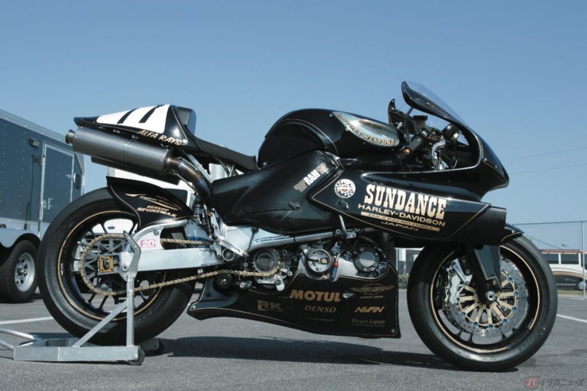’98年には『デイトナウェポンII』で鈴鹿8時間耐久にも参戦したサンダンス。ゴールチェッカーを受けた唯一のH-Dとして知られています。ちなみに走行シーンは2006年にデイトナで優勝した時のもの