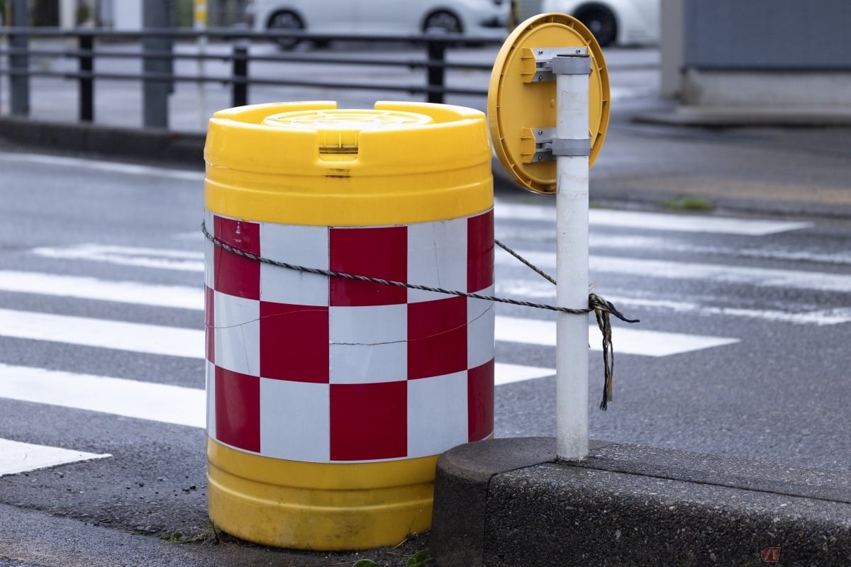 カラフルなドラムは正式名称を「衝突衝撃緩衝具」といい、一般的には「クッションドラム」や「クッションバンパー」と呼ばれている