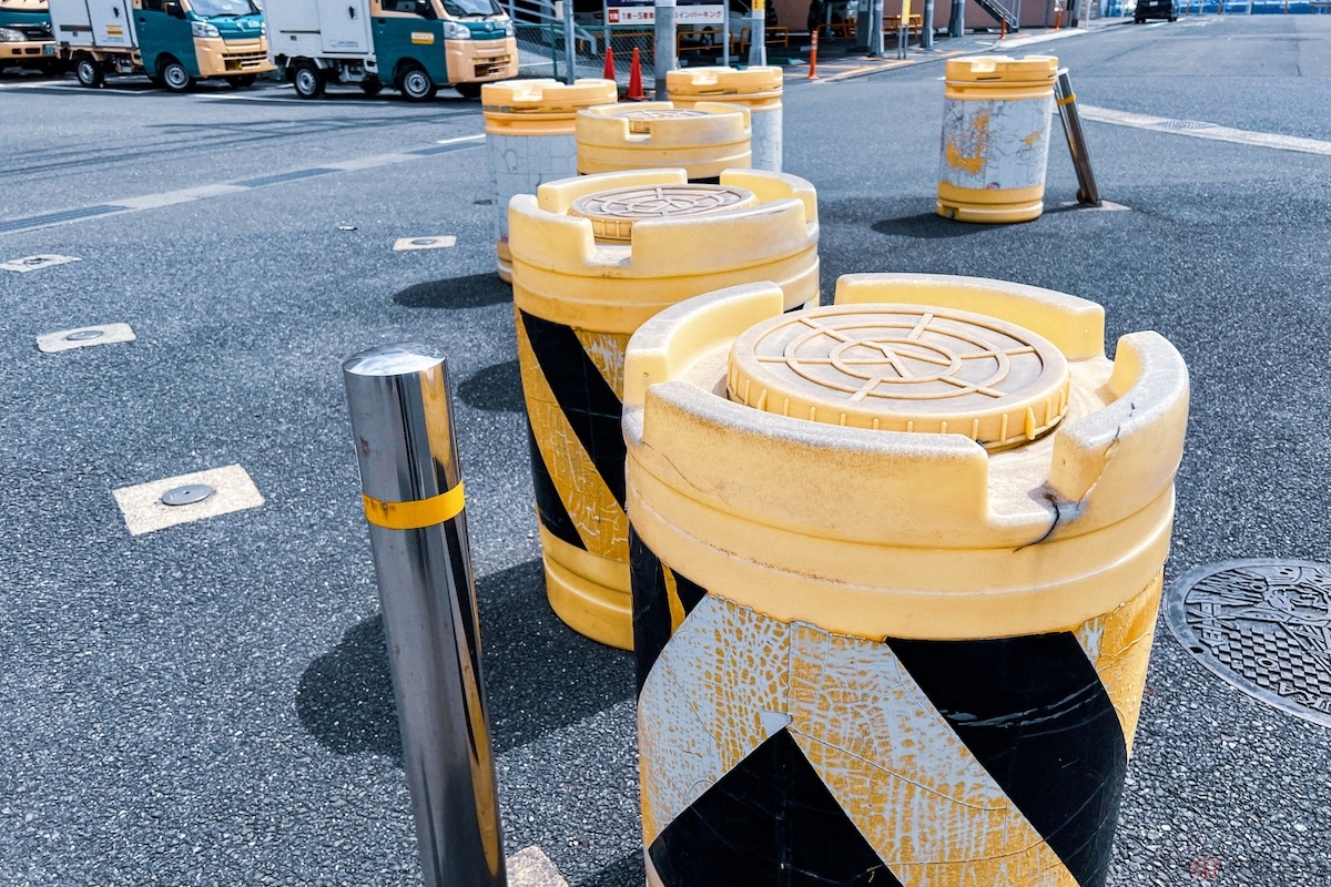 丸型クッションドラムは道路の急カーブや駐車場への設置など、幅広い利用が可能です