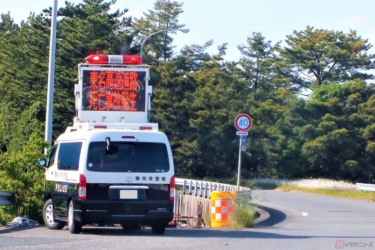 バイクでクッションドラムに衝突して破損させた場合、怪我をしなかったとしても事故として警察に連絡する必要がある