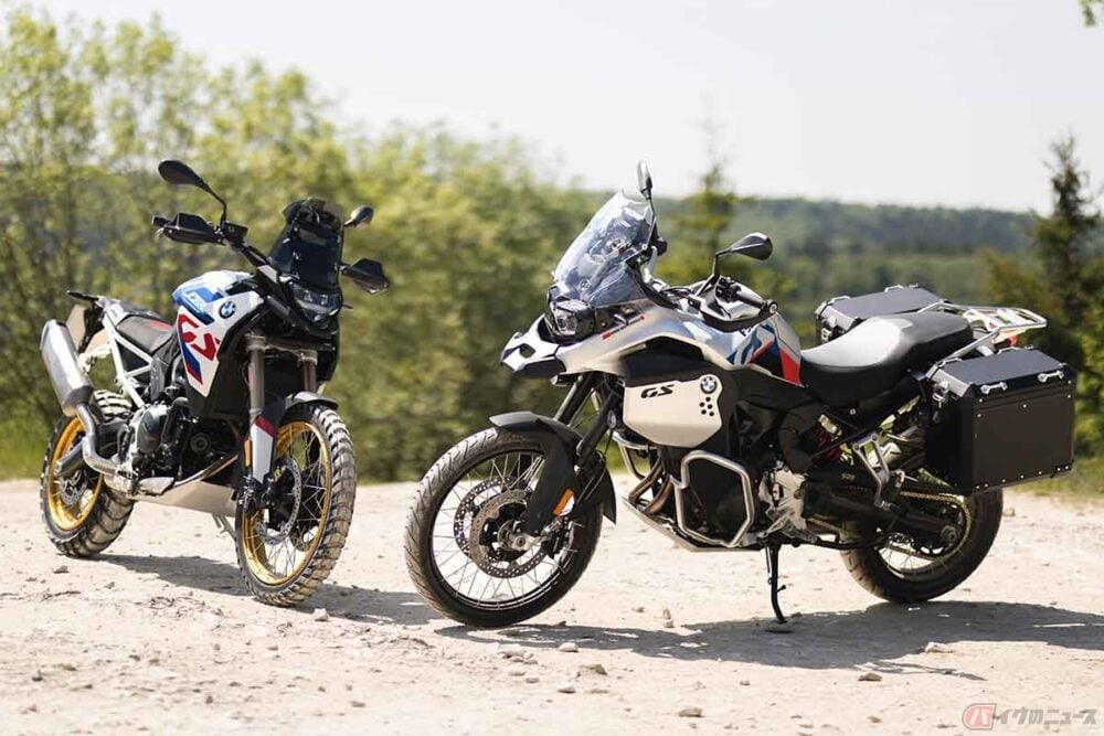 BMW Motorrad の新型「F900GS」（左）と「F900GSアドベンチャー」（右）