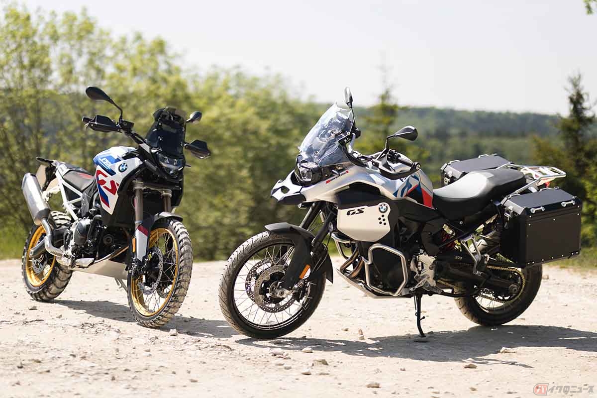 BMW Motorrad の新型「F900GS」(左)と「F900GSアドベンチャー」(右)