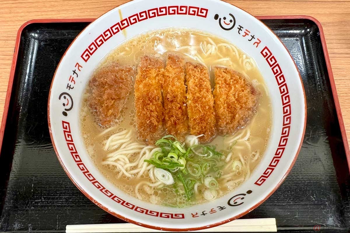 山陽道「福石PA」（上り）で出会った「岡山中華カツそば」（900円）を初めて目の当たりにした時は軽く衝撃を受けた。岡山ではメジャーなご当地グルメらしい