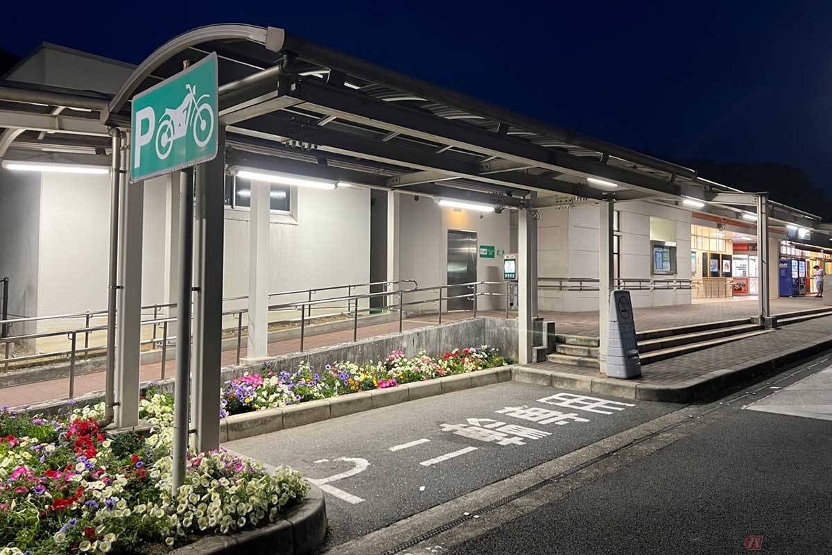 屋根付きで2輪専用の駐車スペースも備わっている