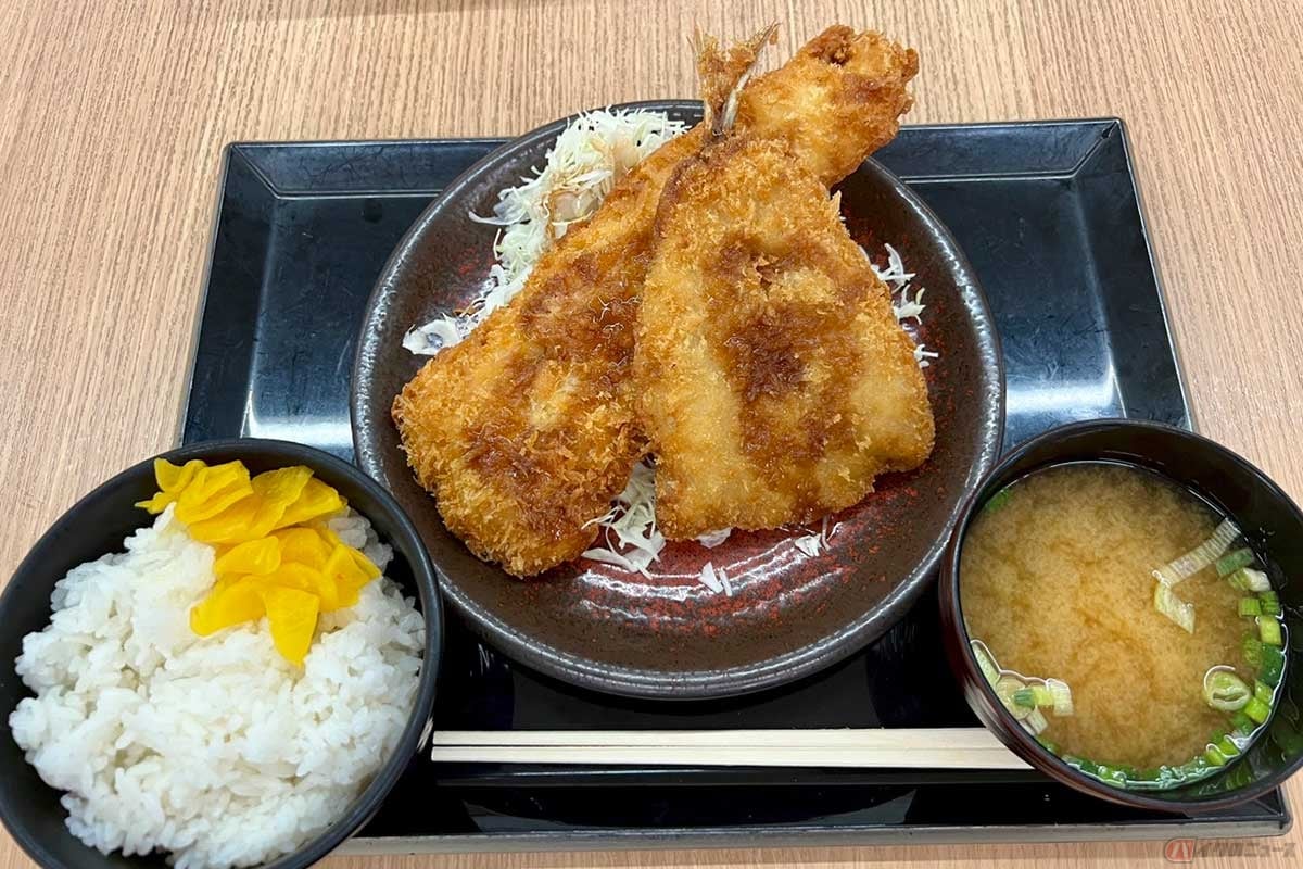 東関道「酒々井PA」(上り)でいただく「タラアジ定食」(1250円)は、タラフライの大きさが特筆もの。しかしアジフライも負けていない存在感を放つ