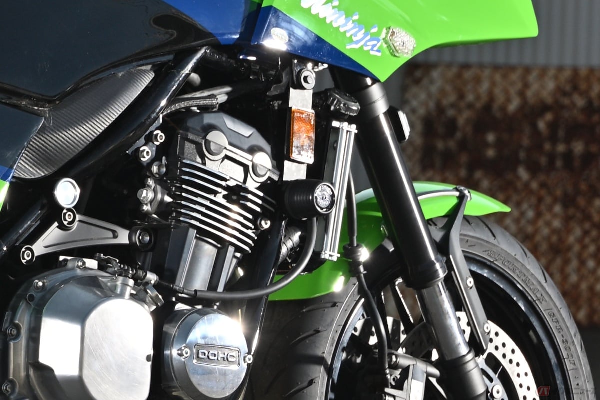 スライダーは、主にバイクが転倒した時の被害を軽減するために使用されるカスタムパーツです