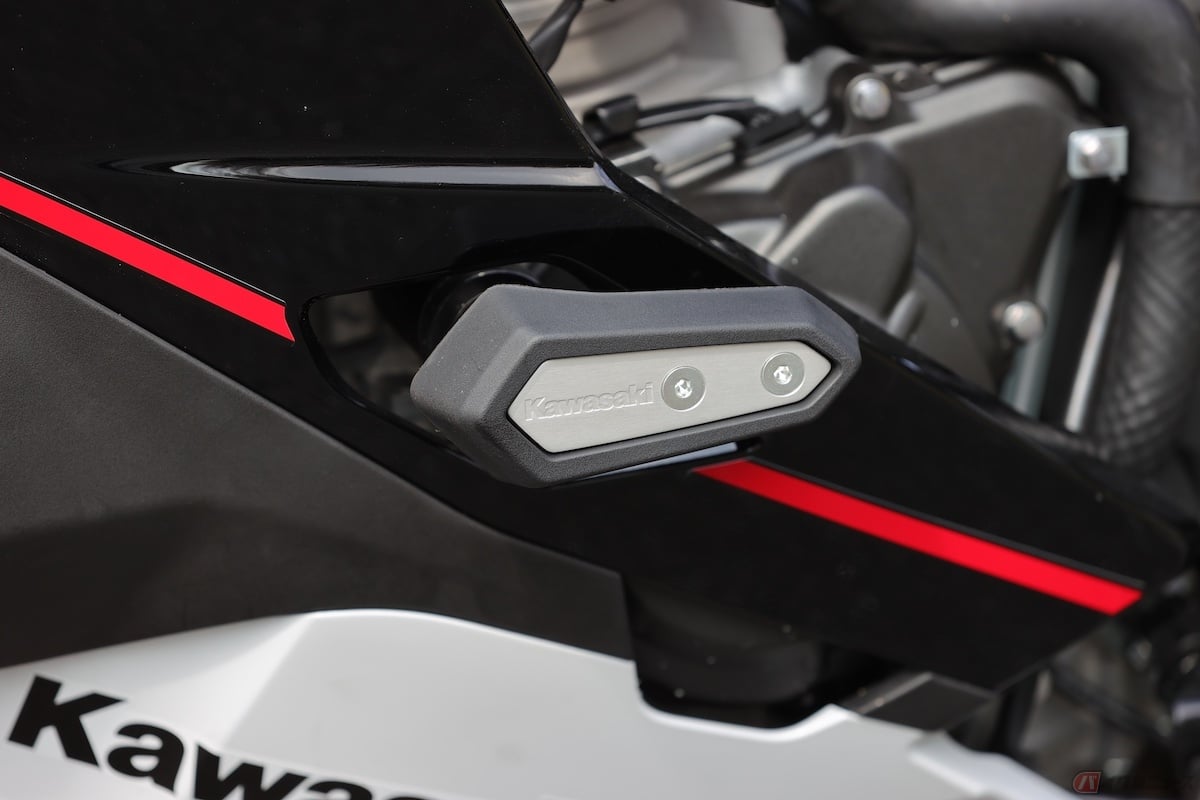 フレームに取り付けるカワサキ純正の「フレームスライダー」