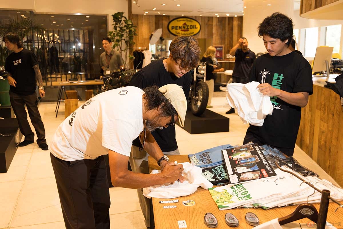 日本が誇るレジェンドビルダー、Chabottエンジニアリングの木村信也氏もこの日は多くのファンと交流し、イベントを楽しんだ様子。普段は米国を活動拠点としているだけに直接、サインをもらえる機会はかなりレアです。（撮影：マツモトカズオ）