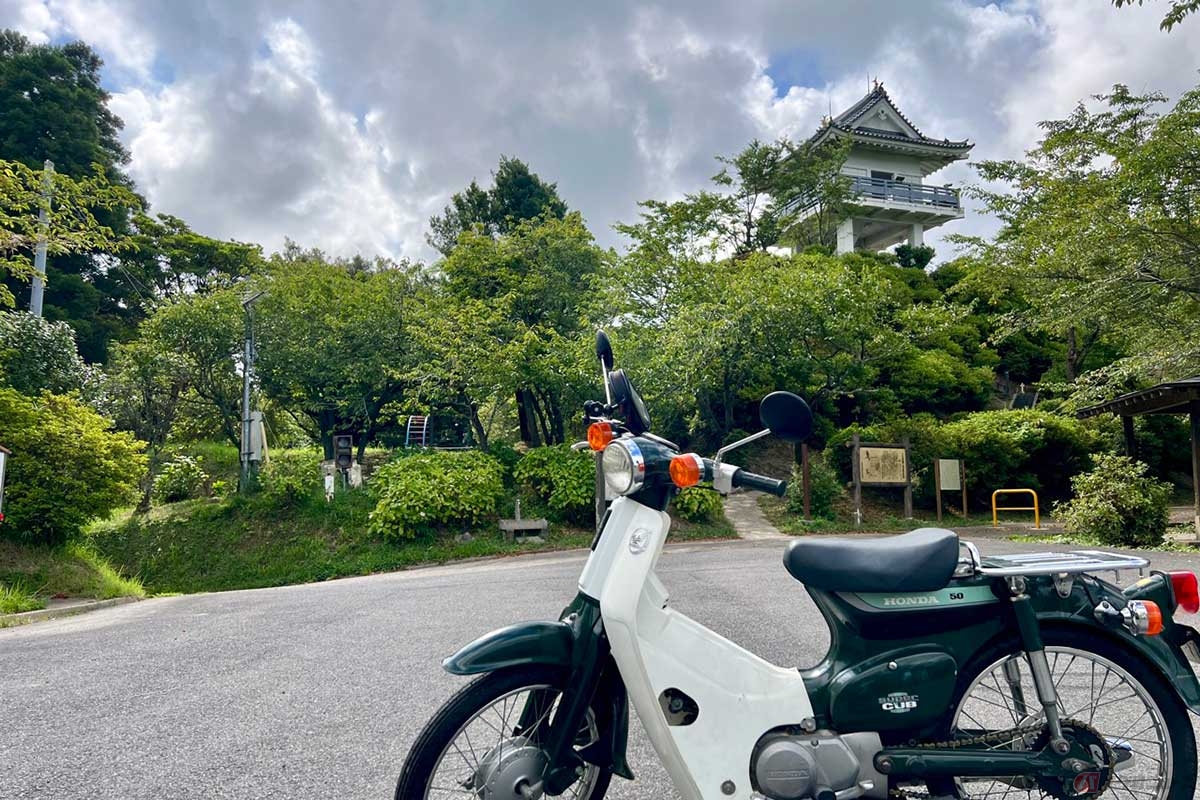 スーパーカブで「万木城跡公園」を訪れた。駐車場として機能している郭からも景観を楽しむことができる