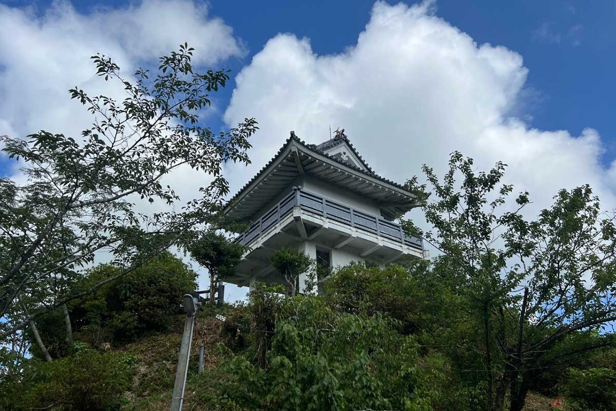 本丸跡に建つ展望台は天守閣を模している