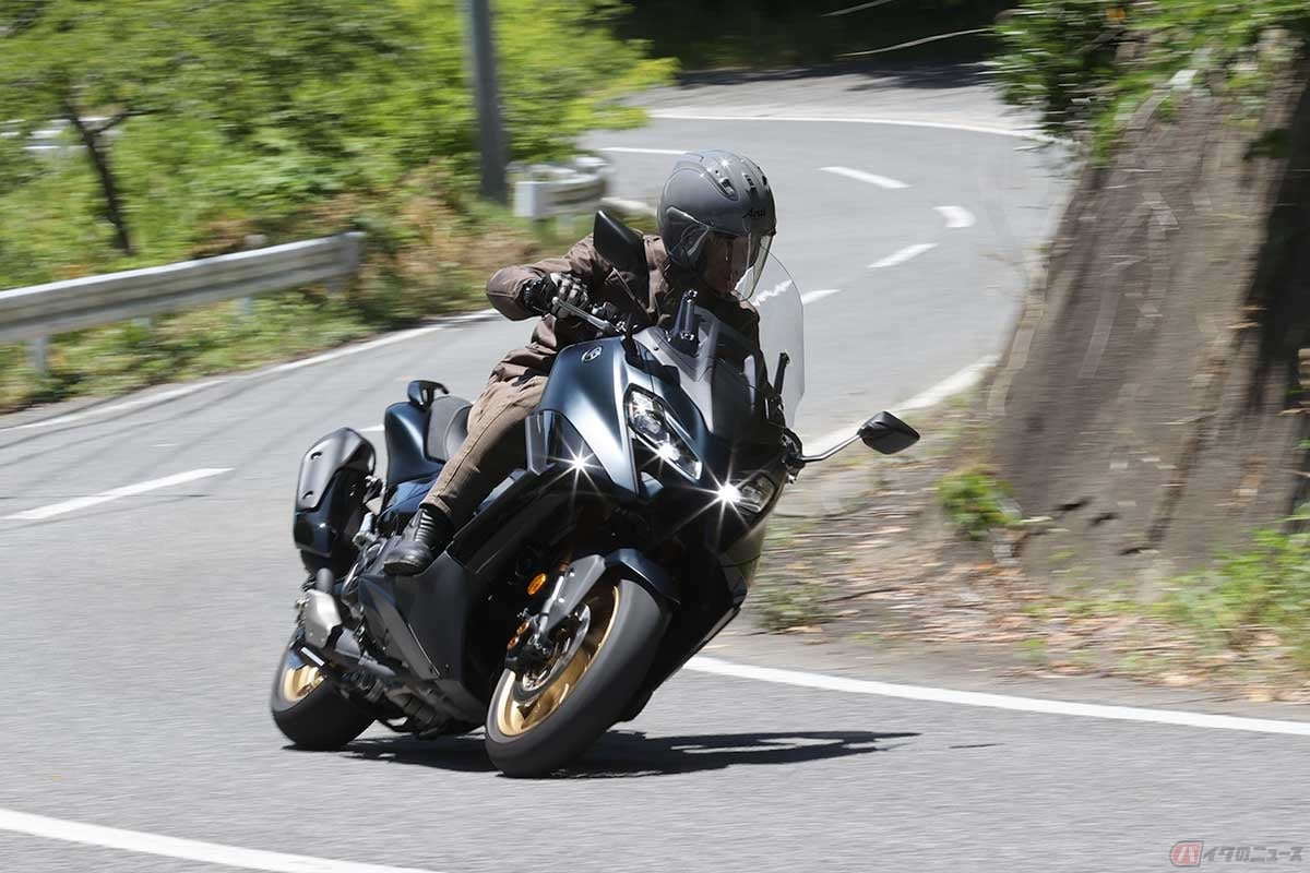 実際の燃費はどうなのか? ヤマハ「TMAX560 TECH MAX」(2023年型)を走らせる筆者(松井勉)